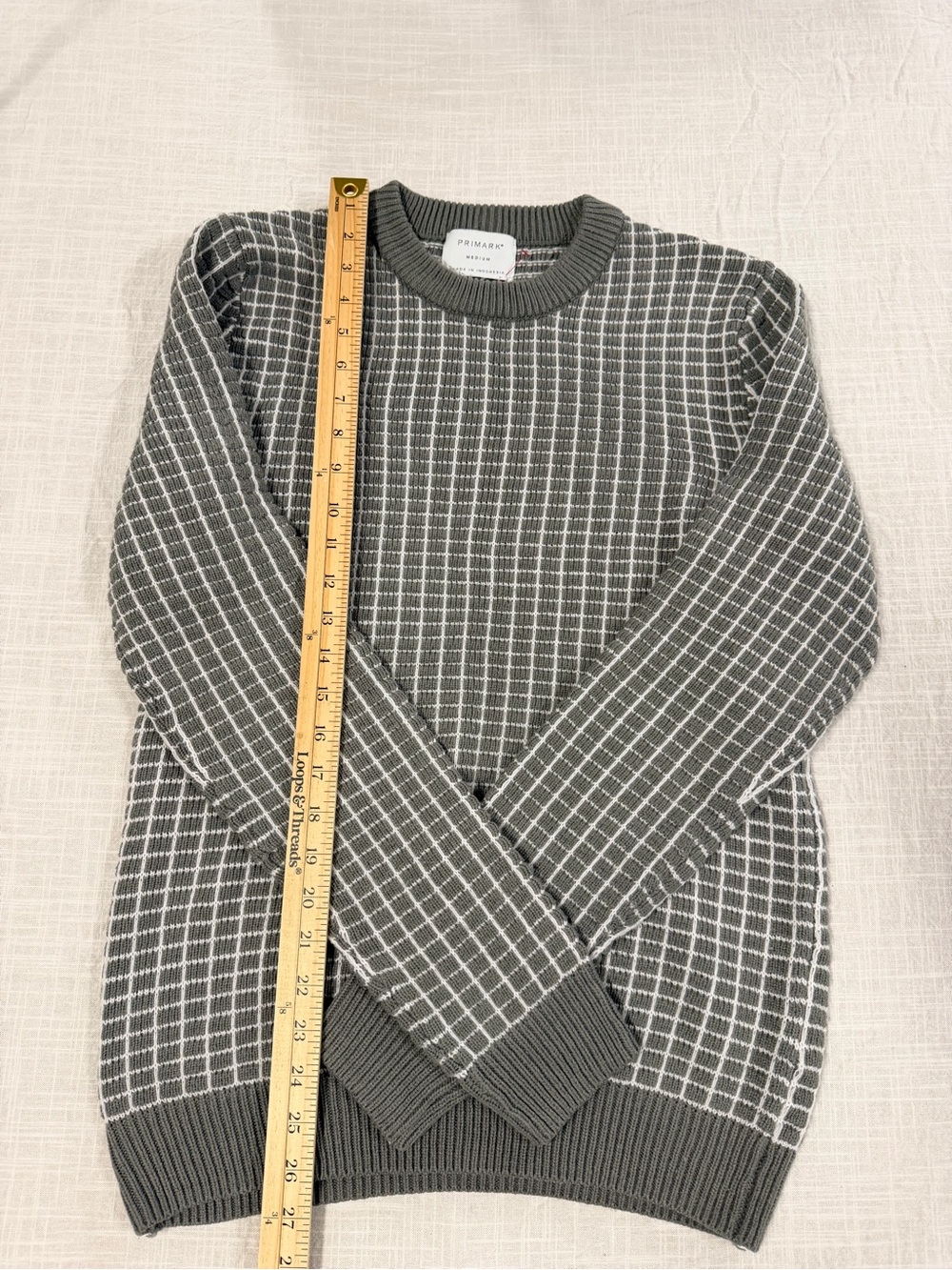 Women’s Grid Knit Crewneck Sweater - Gray medium - Picture 4 of 10